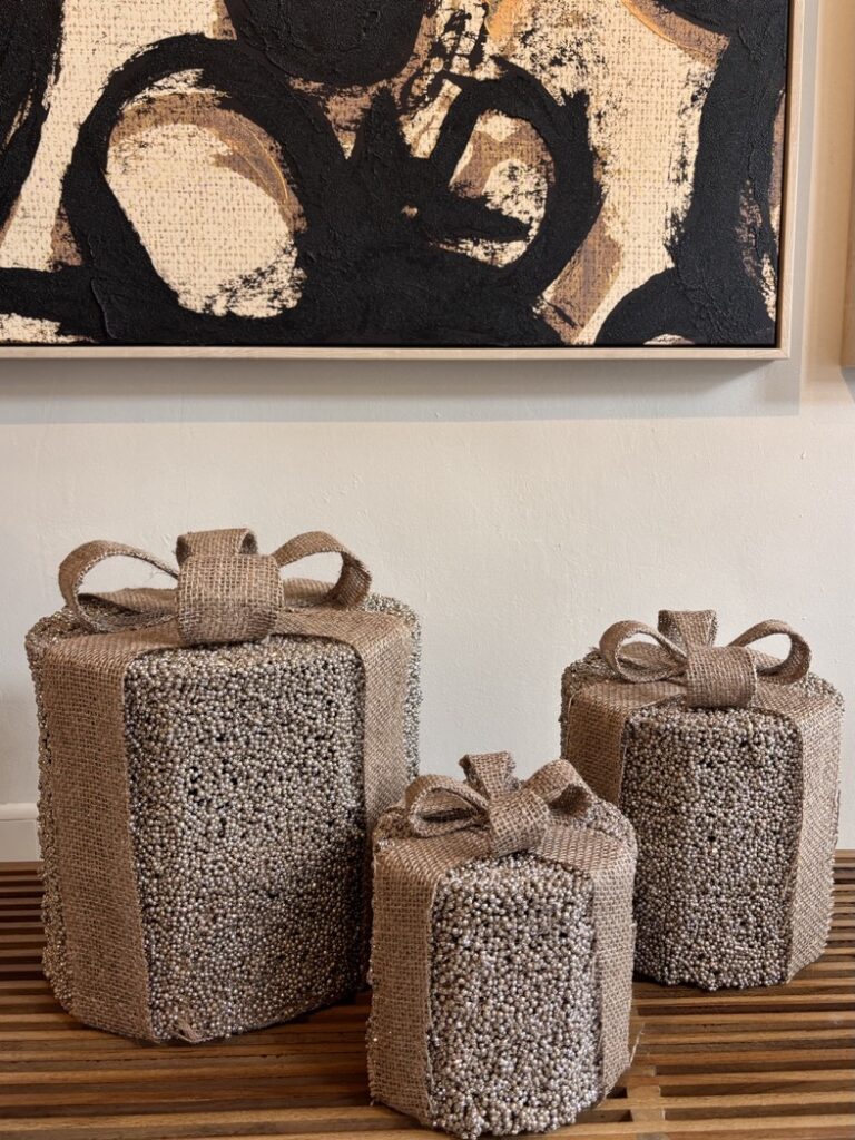 Set van drie beige glitter kerstdecoratie cadeaus met grote strik
