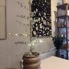 Ceder kunstboom met verlichting op batterijen van 100 cm hoog – sfeervolle decoratie voor binnen