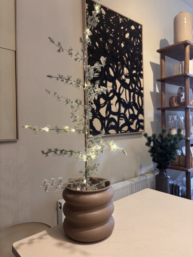 Ceder kunstboom met verlichting op batterijen van 100 cm hoog – sfeervolle decoratie voor binnen