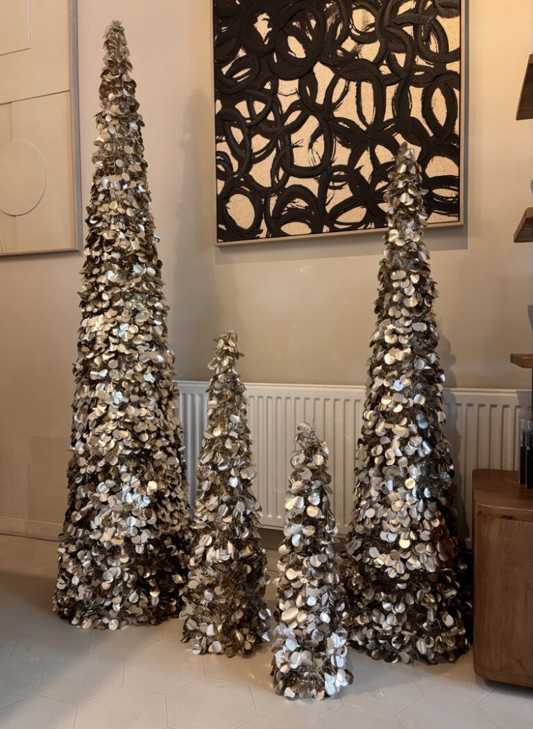 Hoge beige sparkle kerstboom als stijlvolle kerstdecoratie in vier formaten